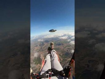 НЛО вплотную! Летающая тарелка чуть не задела парапланериста #shorts #ufo